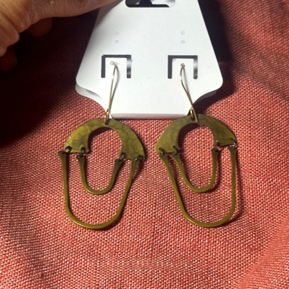 Vintage gold tone dangle earrings